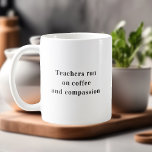 Taza De Café Los Maestros Corren En Coffee<br><div class="desc">**Presentamos nuestra taza de café y compasión "Los profesores corren": Honrando a los educadores** Celebra la dedicación y el corazón de los profesores con nuestra taza de café y compasión. Esta taza cuidadosamente diseñada no sólo contiene tu cerveza favorita sino que también sirve como tributo a los educadores que vierten...</div>
