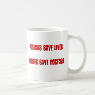 Taza De Café Los médicos ahorran vidas - las enfermeras ahorra
