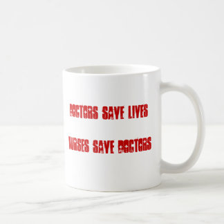 Taza De Café Los médicos ahorran vidas - las enfermeras ahorran