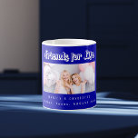 Taza De Café Los mejores amigos foto de los nombres azules real<br><div class="desc">Un fondo azul real. Personalice y agregue su propia foto, selfie de su(s) mejor(s) amigo(s) sus nombres y lugar del evento. El texto: Amigos por la vida está escrito con un guión de estilo moderno. Perfecto como un regalo para usted o como regalo de cumpleaños o Navidades para sus amigos....</div>