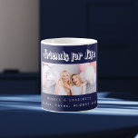 Taza De Café Los mejores amigos nombres de fotos azul marino<br><div class="desc">Un fondo azul marino. El color azul es desigual. Personalice y agregue su propia foto, selfie de su(s) mejor(s) amigo(s) sus nombres y lugar del evento. El texto: Amigos por la vida está escrito con un guión de estilo moderno. Perfecto como un regalo para usted o como regalo de cumpleaños...</div>