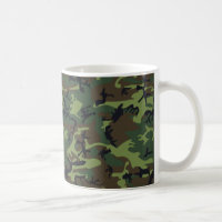 Los militares verdes del bosque camuflan el modelo
