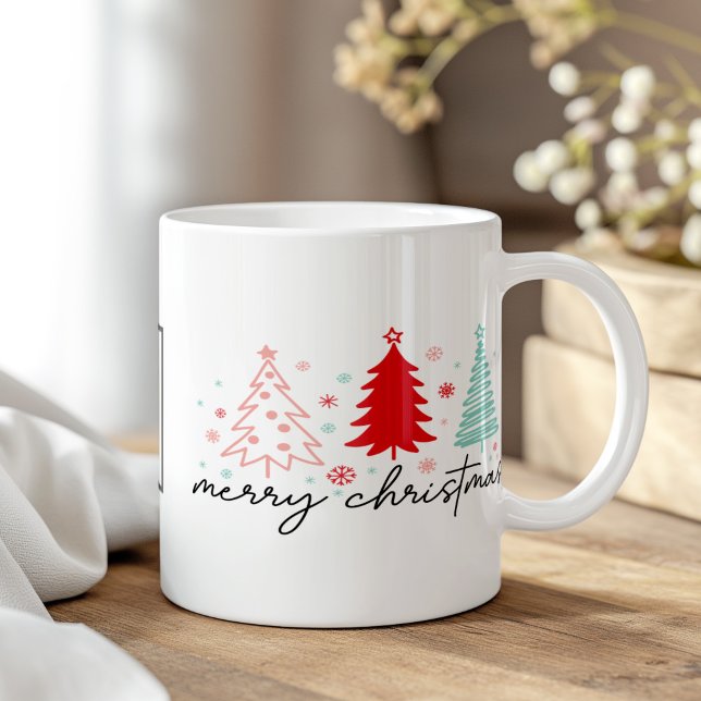 Taza De Café Los Navidades del logotipo moderno del Personaliza (Modern Boho Custom Logo Christmas Gift Mug on a boho wooden table.)
