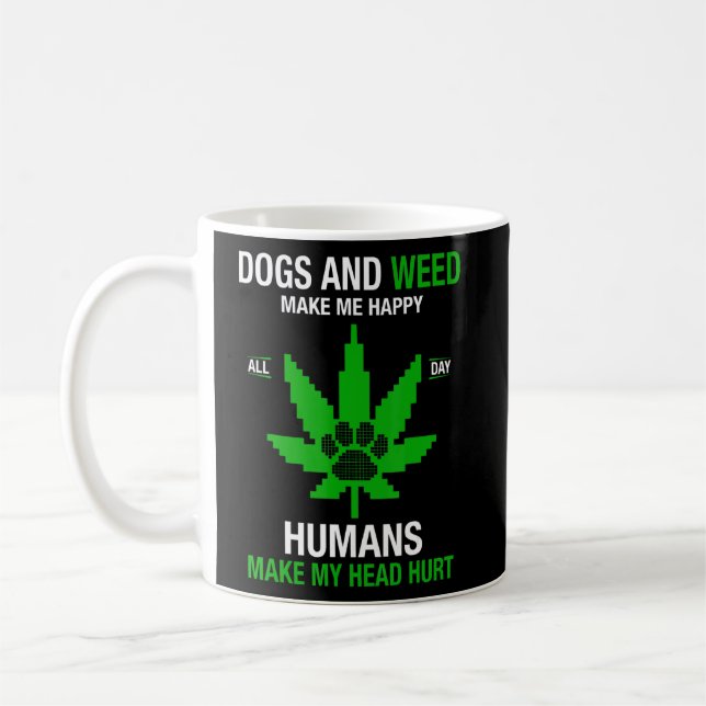 Taza De Café Los Perros Y La Maleza Me Hacen Feliz A Los Humano (Izquierda)