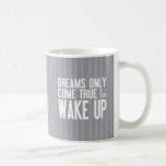 Taza De Café Los sueños se hacen realidad<br><div class="desc">Diseño de texto con las palabras 'SOLAMENTE LOS SUEÑOS SE HACEN REALIDAD SI SE DESPIERTA' en un fondo de pinzas grises</div>