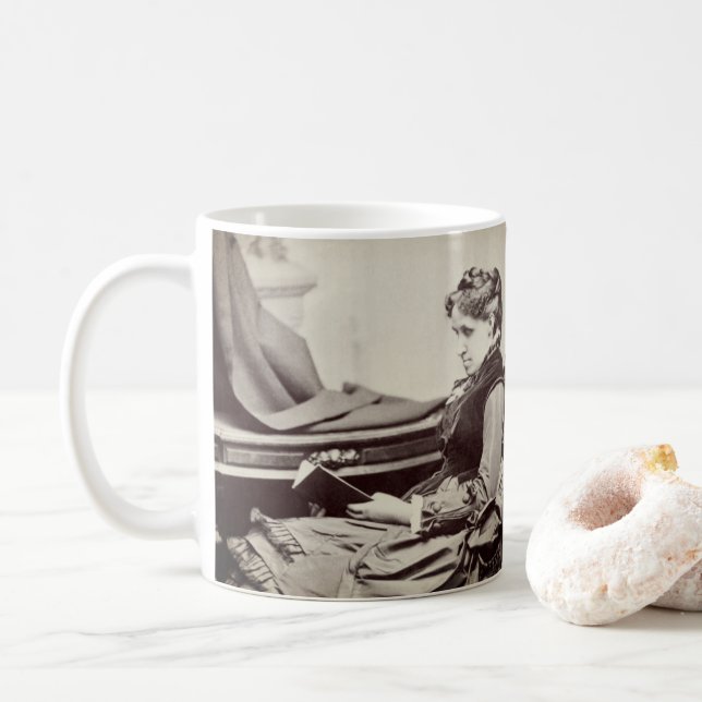 Taza De Café Louisa puede fotografía de Alcott - encariñada con (Con donut)