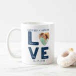 Taza De Café LOVE Graphic Minimalista Heart Photo Boda<br><div class="desc">Conmemorar tu día especial o crear un favor o un regalo para los miembros de la fiesta nupcial. Esta taza de café tiene una apariencia industrial moderna con un gráfico atrevido en un estilo angustiado de azul marino que deletrea la palabra AMAR con tu foto en un corazón para la...</div>