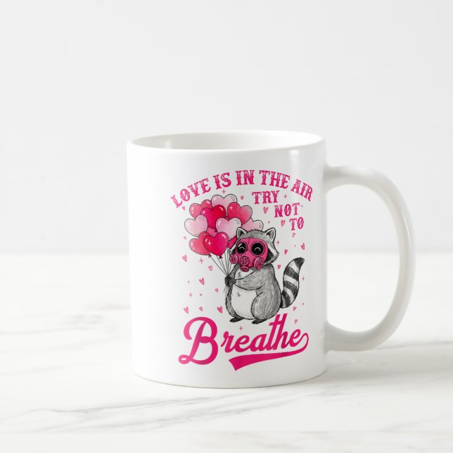 Taza De Café Love Is In The Air Try Not To Breathe Cute Raccoon (Derecha)