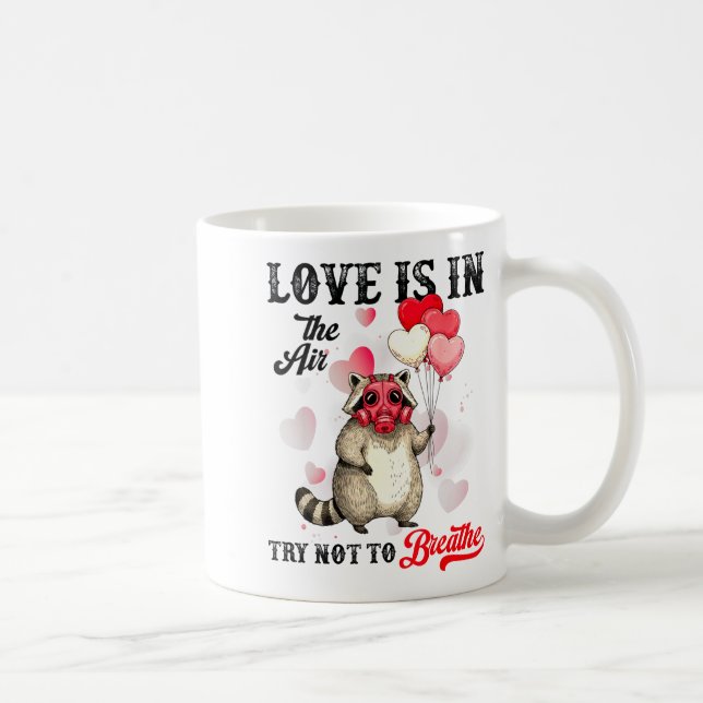 Taza De Café Love Is In The Air Try Not To Breathe Cute Raccoon (Derecha)