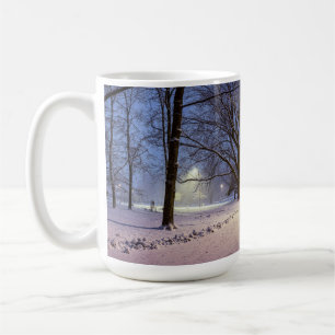 Taza De Café Luces de calle cubiertas de árboles de nieve