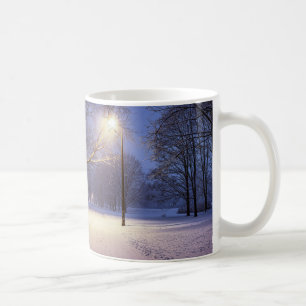 Taza De Café Luces de calle cubiertas de árboles de nieve