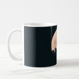 TAZA DE CAFÉ LUNA COMPLETA DETRÁS DE UN ÁRBOL SILHOUETTES