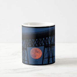 Taza De Café Luna de pie bajo puente Walkway