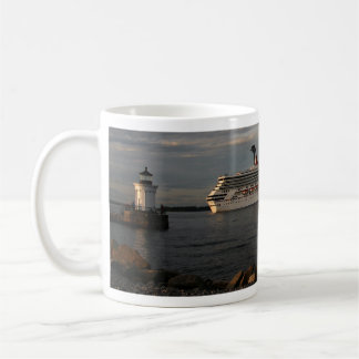 Taza De Café Luz de Descanso - Barco de crucero que sale del pu