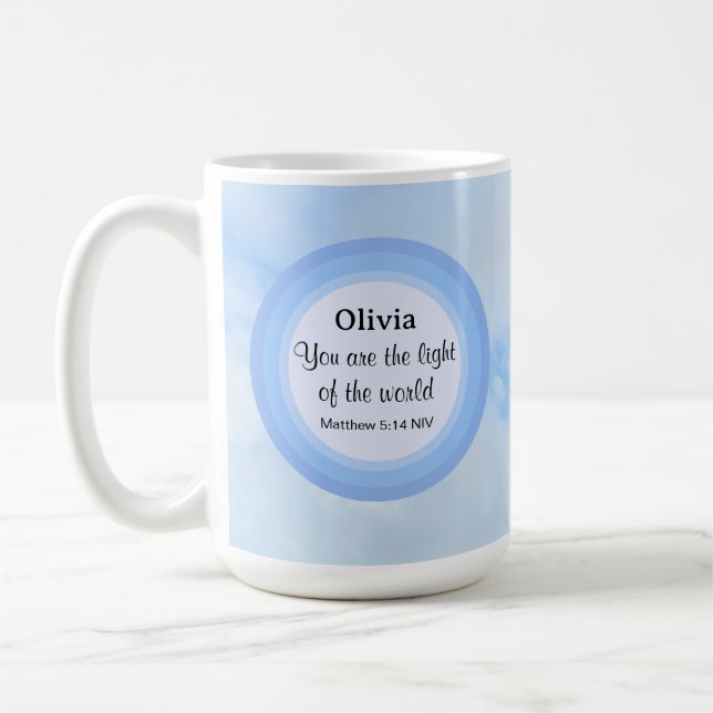 Taza De Café Luz del mundo del bebé azul Biblia Verse Name (Izquierda)
