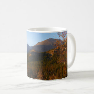Taza De Café Luz matutina sobre las montañas rocosas en otoño