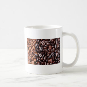 Taza De Café Luz y granos de café oscuros de la carne asada -