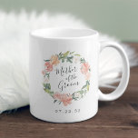 Taza De Café Madera de guirnalda floral de verano en el Groom<br><div class="desc">Un regalo dulce y elegante para la madre del novio, mug tiene una corona acuarela de peonías rosadas de pavo y follaje botánico con la inscripción "madre del novio" en el interior con letras escritas a mano. Personalice la fecha con su boda debajo. Diseñado para coincidir con nuestra colección floral...</div>