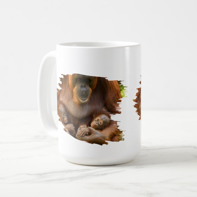 Taza De Café Madre de Orangutan sosteniendo dos bebés (Anverso izquierdo)