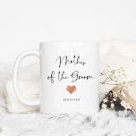 Taza De Café Madre del Groom | Guión y corazón a la moda<br><div class="desc">Esta hermosa y elegante taza para la madre del novio presenta un moderno guión escrito a mano en negro,  con un toque de oro falso rosa y un punto para su nombre.</div>