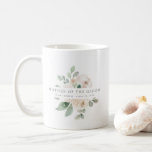 Taza De Café Madre floral blanca del Groom<br><div class="desc">Moda y elegante diseño floral blanco presenta el título Madre del Groom y 1 línea de texto personalizado debajo. Se puede editar todo el texto, cambiar el color, el tipo de letra y el tamaño. Haz uno por cada fiesta nupcial. Se verá genial en sus fotos preparatorias. Esta taza de...</div>
