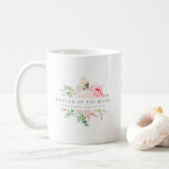 Taza De Café Madre floral rosa de la novia<br><div class="desc">Moda y elegante diseño floral rosa presenta el título Madre de la novia y una línea de texto personalizado debajo. Se puede editar todo el texto, cambiar el color, el tipo de letra y el tamaño. Haz uno por cada fiesta nupcial. Se verá genial en sus fotos preparatorias. Esta taza...</div>