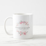 Taza De Café Madre floral rosa de la novia<br><div class="desc">Moda y elegante diseño floral de color rosa oscuro presenta el título Madre de la novia y una línea de texto personalizado debajo. Se puede editar todo el texto, cambiar el color, el tipo de letra y el tamaño. Haz uno por cada fiesta nupcial. Se verá genial en sus fotos...</div>