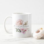 Taza De Café Madre floral rosa rosa de la novia en Rubor<br><div class="desc">Moda y elegante diseño floral de color rosa oscuro presenta el título Madre de la novia y una línea de texto personalizado debajo. Se puede editar todo el texto, cambiar el color, el tipo de letra y el tamaño. Haz uno por cada fiesta nupcial. Se verá genial en sus fotos...</div>