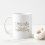 Taza De Café Madre floral rosa rosa de la novia en Rubor<br><div class="desc">Moda y elegante diseño floral de color rosa oscuro presenta el título Madre de la novia y una línea de texto personalizado debajo. Se puede editar todo el texto, cambiar el color, el tipo de letra y el tamaño. Haz uno por cada fiesta nupcial. Se verá genial en sus fotos...</div>