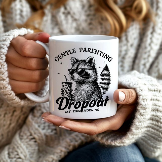 Taza De Café Madre Mapache Desertora de la Crianza Suave Divert (Funny mug for the sleep deprived parent.  "Gentle parenting dropout. est. This morning.")