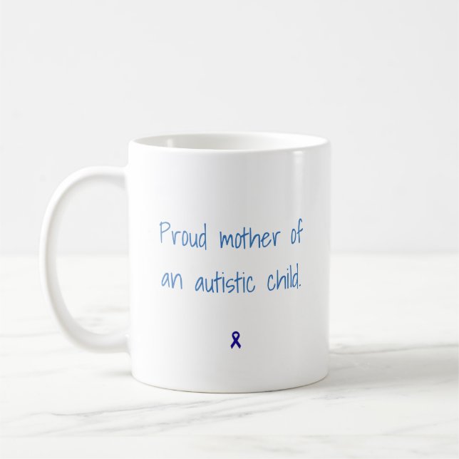 Taza De Café Madre orgullosa de un niño autístico (Izquierda)