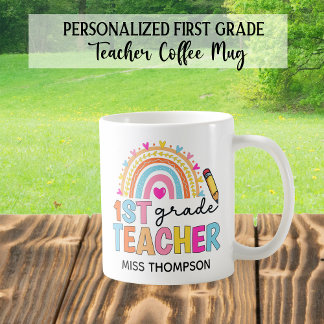 Taza De Café Maestra personalizada de primer grado de arcoiris 