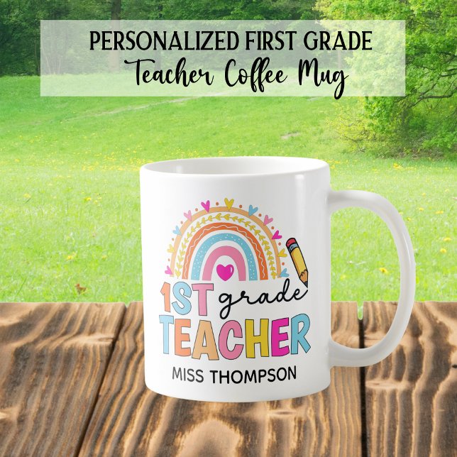 Taza De Café Maestra personalizada de primer grado de arcoiris  (Subido por el creador)