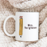 Taza De Café Maestros personalizados<br><div class="desc">¡Malogra a tus profesores favoritos con un tazón de café personalizado que pueden usar para guardar lápices en su escritorio o llenar su mañana a Joe antes de un día de clases!</div>