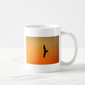 Taza De Café Magnífico pájaro fragata volador naranja puesta de