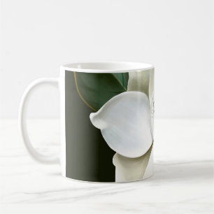 Taza De Café Magnolia blanca cierra fondo verde