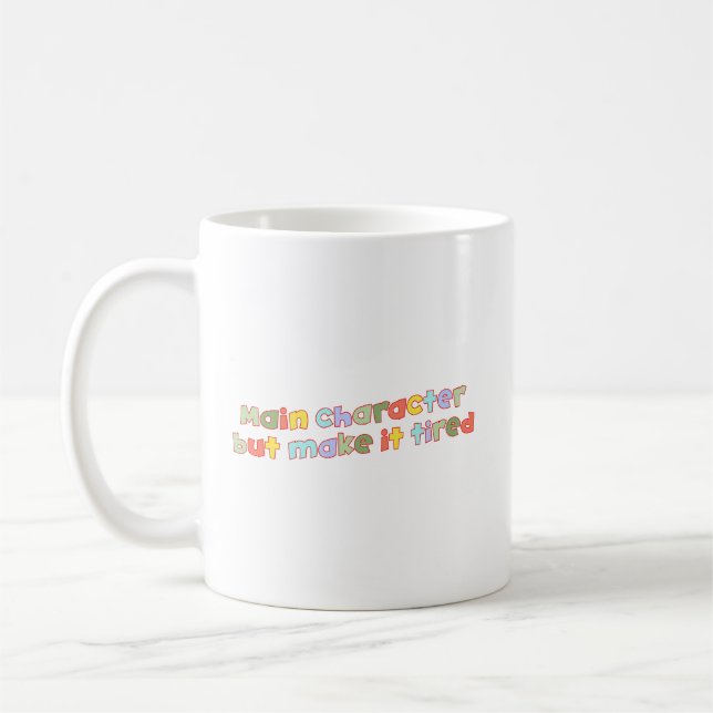 Taza De Café Main Character But Make It Tired — Funny Retro (Izquierda)
