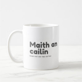Taza De Café Maith un cailín ahora puesto en el hervidor de agu