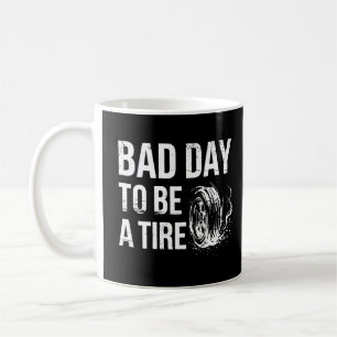 Taza De Café Mal Día Para Ser Un Neumático Quemado De Caucho