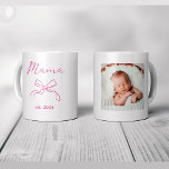 Taza De Café Mamá | Coquette Pink Bow and Baby's Photo<br><div class="desc">Esta elegante y caprichosa mug dice "Mamá" en un color rosa bonito con una proa coincidente y un lugar para la fecha de nacimiento de su bebé. Añada la foto de su hijo para una taza al estilo de la coqueta que es el trinquete perfecto que cualquier madre de una...</div>