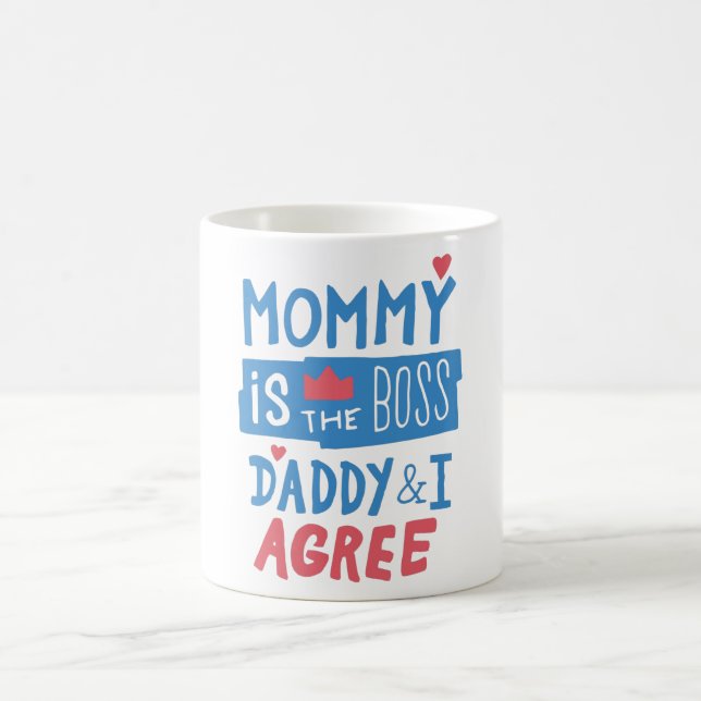 Taza De Café Mamá es el jefe papá y estoy de acuerdo (Centro)
