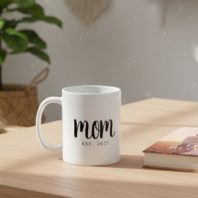 Taza De Café Mamá mínima estableció regalo nueva mamá (cute modern minimalist black and white mom mug with custom established date for mothers day gift)