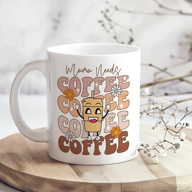 Taza De Café "Mamá necesita café" Retro Funny Pastel Floral ("Mama Needs Coffee" Retro Funny Pastel Floral Coffee Mug on a boho kitchen table with tiny flowers)