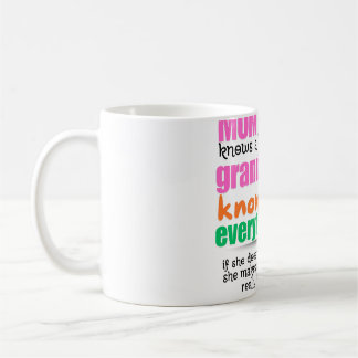 Taza De Café mamá sabe mucho pero la abuela sabe todo mug