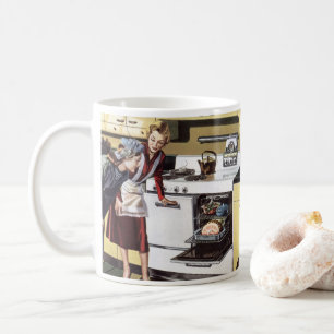 Taza De Café Mamá vieja en la cocina cocinando un jamón de Pasc