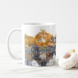 Taza De Café Manada de elefantes en el abrevadero en la luz de 