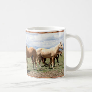 Taza De Café Manada del caballo debajo del cielo grande