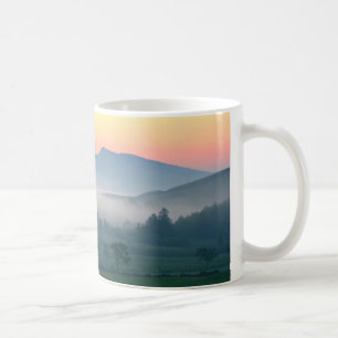 Taza De Café Mañana brumosa en el muro de Adriano