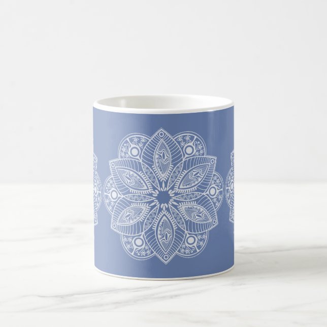 Taza De Café Mandala blanca exótica con fondo azul (Centro)