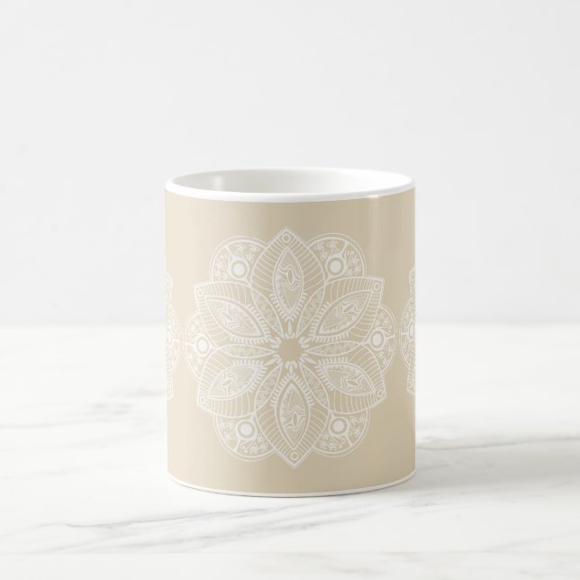 Taza De Café Mandala blanca exótica con fondo beige (Centro)
